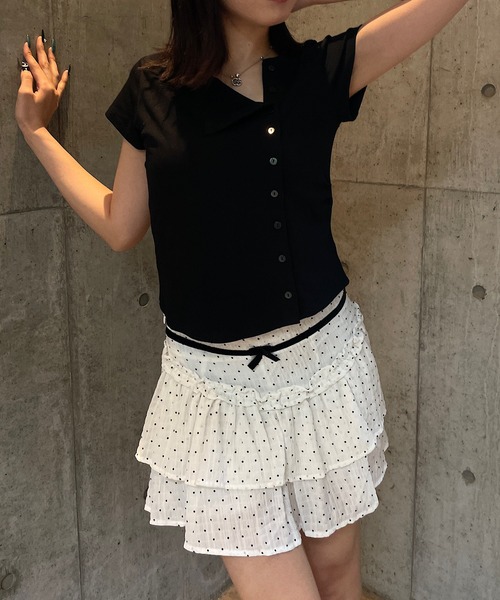 ROGER AND RAW(ロジャーアンドロウ)の「アシメボタン半袖トップス(Tシャツ/カットソー・レディース・ホワイト/ブラック・FREE)」の4枚目の写真