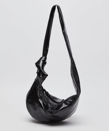 Archivepke（アーカイブエプク）の「Fling messenger bag(Glossy crack black)_OVBAX26018GCB（ショルダーバッグ）」