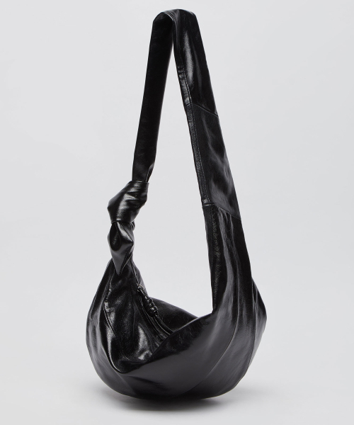 Archivepke（アーカイブエプク）の「Fling messenger bag(Glossy crack black)_OVBAX26018GCB（ショルダーバッグ・レディース・その他・OS）」の2枚目の写真