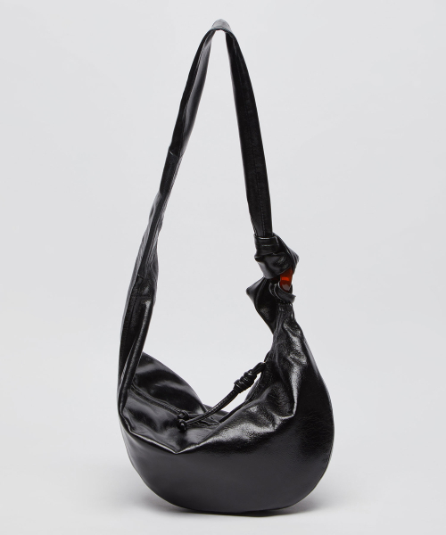 Archivepke（アーカイブエプク）の「Fling messenger bag(Glossy crack black)_OVBAX26018GCB（ショルダーバッグ・レディース・その他・OS）」の3枚目の写真