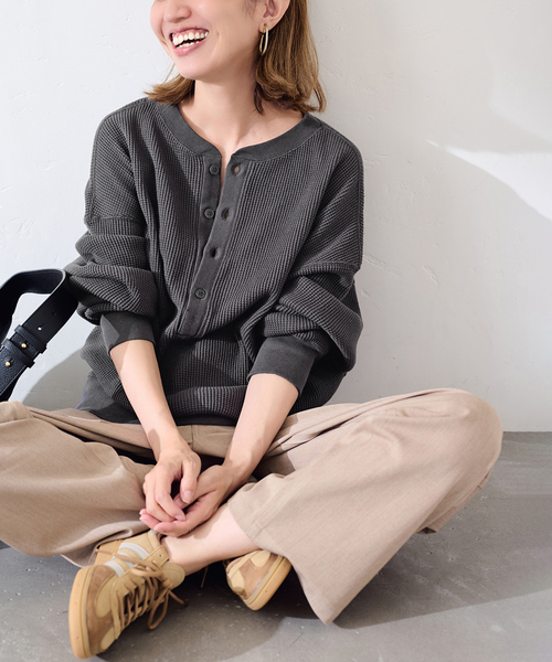 FRAMeWORK(フレームワーク)の「≪WEB限定 / 追加≫ワッフルヘンリープルオーバー(Tシャツ/カットソー・レディース・アイボリー/ダークブルー/スミクロ・FREE)」の1枚目の写真