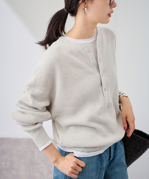 FRAMeWORK(フレームワーク)の「≪WEB限定 / 追加≫ワッフルヘンリープルオーバー(Tシャツ/カットソー・レディース・アイボリー/ダークブルー/スミクロ・FREE)」の2枚目の写真