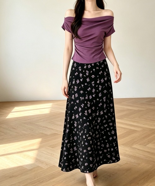 AMAJI(アマジ)の「オフショルダーTシャツ + 花柄 ハイウエスト Aライン マーメイドロングスカート セットアップ(セットアップ・レディース・パープル・LARGE/MEDIUM)」の3枚目の写真