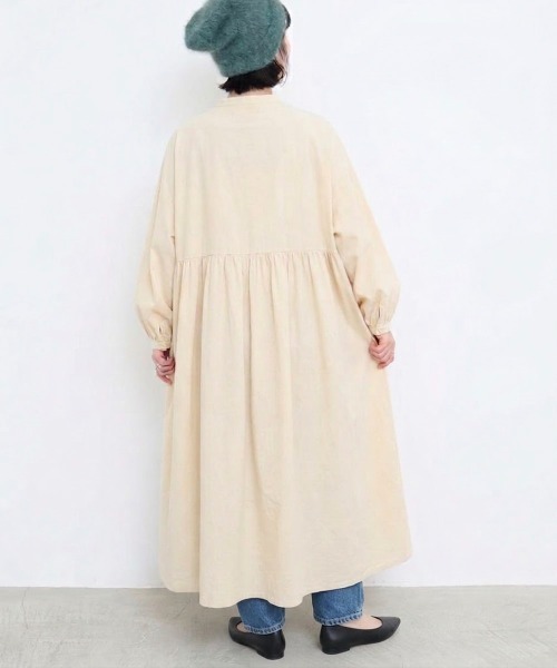 l'atelier du savon（アトリエドサボン）の「シャツコール　ころころボタンロングワンピース（ワンピース・レディース・サックスブルー/ボルドー/ピンク/アイボリー・FREE）」の12枚目の写真