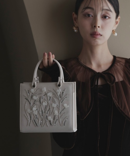 RUIRUE BOUTIQUE(ルイルエブティック)の「ボタニカル ビジュー ハンドバッグ | レディースバッグ・結婚式バッグ・パーティー用バッグ・オケージョンバッグ・フォーマルバッグ・パーティーバッグ・鞄・ハンドバック・ショルダーバッグ(ハンドバッグ・レディース・ベージュ/シルバー/ブラック・FREE)」の6枚目の写真
