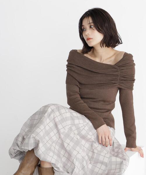NATURAL BEAUTY BASIC(ナチュラルビューティーベーシック)の「アシメオフショルニット(ニット/セーター・レディース・ブラウン/ブラック/オフホワイト・フリ-)」の3枚目の写真