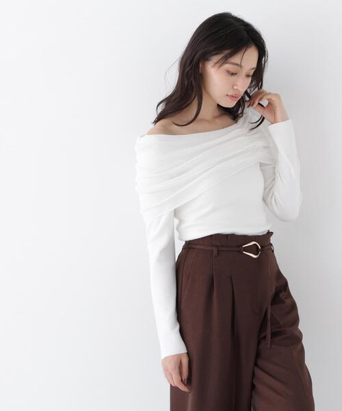 NATURAL BEAUTY BASIC(ナチュラルビューティーベーシック)の「アシメオフショルニット(ニット/セーター・レディース・ブラウン/ブラック/オフホワイト・フリ-)」の2枚目の写真