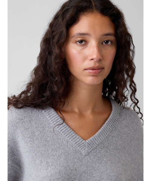 GAP(ギャップ)の「CashSoft カシミヤタッチ オーバーサイズ Vネックセーター(ニット/セーター・レディース・チャコールグレー/ブラウン系その他/ブラック/ブラウン・XXS/XL/L/M/S/XS)」の3枚目の写真