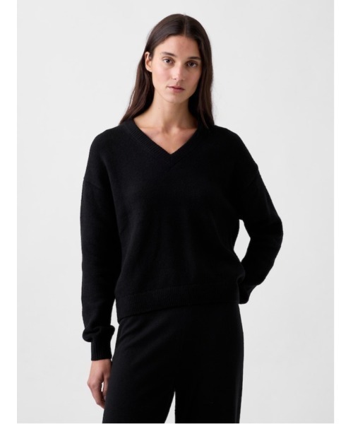 GAP(ギャップ)の「CashSoft カシミヤタッチ オーバーサイズ Vネックセーター(ニット/セーター・レディース・チャコールグレー/ブラウン系その他/ブラック/ブラウン・XXS/XL/L/M/S/XS)」の2枚目の写真