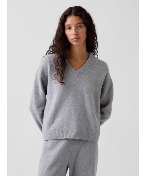 GAP（ギャップ）の「CashSoft カシミヤタッチ オーバーサイズ Vネックセーター（ニット/セーター・レディース・チャコールグレー/ブラウン系その他/ブラック/ブラウン・XXS/XL/L/M/S/XS）」の13枚目の写真