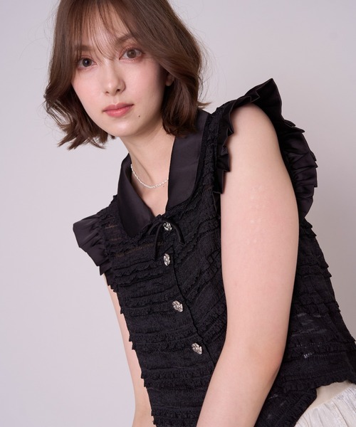 MISCH MASCH(ミッシュマッシュ)の「2026秋冬新作 リボン襟付きフラワーボタンフレンチスリーブトップス(シャツ/ブラウス・レディース・ホワイト/ブラック・フリ-)」の1枚目の写真