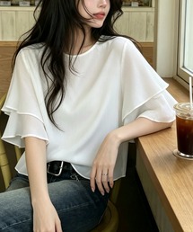 揺れるティアードフリル袖が華やかなシアーブラウス