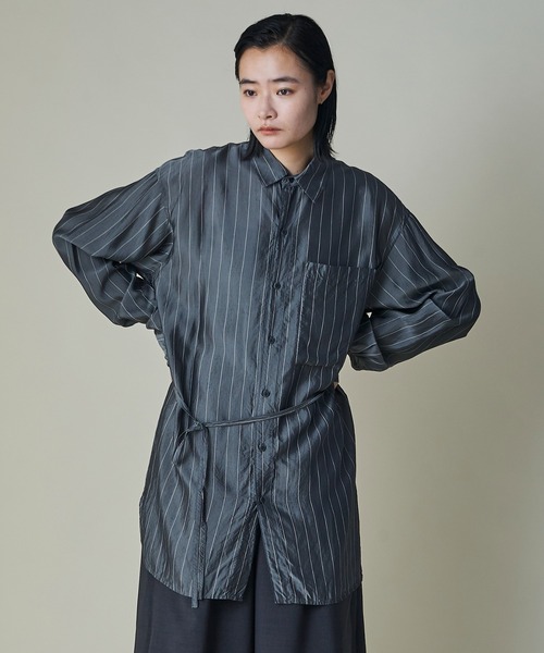 mintdesigns(ミントデザインズ)の「Apron Shirt(シャツ/ブラウス・レディース・オフホワイト/グレー・ONESIZE)」の2枚目の写真