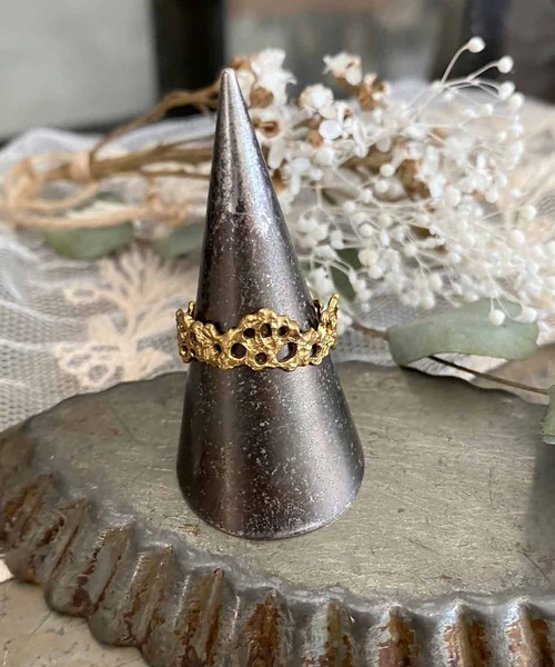 m.soeur(エムスール)の「スカラップレースリング(リング・レディース・シルバー/ゴールド・#11/#13)」の2枚目の写真