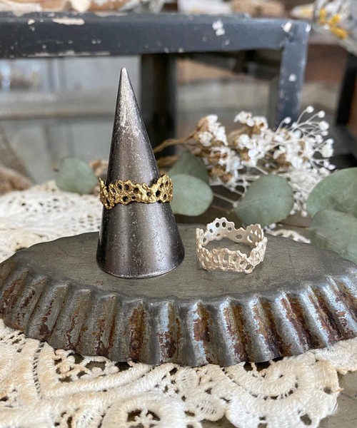 m.soeur(エムスール)の「スカラップレースリング(リング・レディース・シルバー/ゴールド・#11/#13)」の6枚目の写真