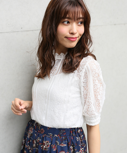 apres jour（アプレジュール）の「レースボリュームトップス【ZOZOTOWN限定アイテム】（シャツ/ブラウス・レディース・オフホワイト/ブラック/ライトベージュ・フリー）」の2枚目の写真