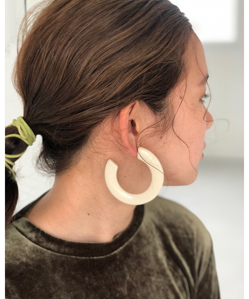 TODAYFUL（トゥデイフル）の「フラットアクリルピアス（ピアス（両耳用）・レディース・キナリ/ブラック/グリーン系その他・FREE）」の2枚目の写真