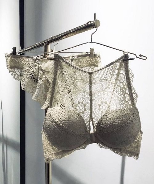 ANNEBRA(アンブラ)の「Rich ハイネックモールドカップブラジャー(ブラジャー・レディース・ベージュ/ブルー・E75/E80/B75/C70/F75/G70/C80/D70/B70/D80/E70/F70/C75/D75/G75)」の3枚目の写真