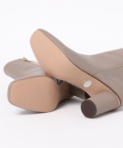 DouDou（ドゥドゥ）の「円柱ヒールスクエアトゥショートブーツ（ブーツ・レディース・オフホワイト/サックスブルー/グレイッシュベージュ・MEDIUM/LARGE）」の5枚目の写真