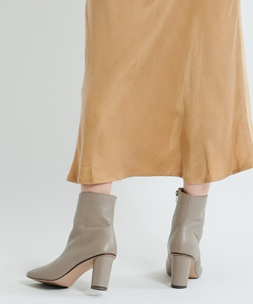 DouDou（ドゥドゥ）の「円柱ヒールスクエアトゥショートブーツ（ブーツ・レディース・オフホワイト/サックスブルー/グレイッシュベージュ・MEDIUM/LARGE）」の3枚目の写真