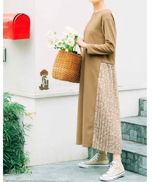 Live in comfort（リブインコンフォート）の「リブ　イン　コンフォート　一枚で上品華やかな後ろ花柄プリーツドッキングワンピース（ワンピース・レディース・ブラック系その他/ベージュ系その他・X-LARGE/XX-LARGE/MEDIUM/LARGE/SMALL/XXX-LARGE/NM）」の5枚目の写真