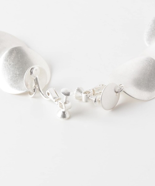 KBF（ケイビーエフ）の「ペタルモチーフイヤリング（イヤリング・レディース・シルバー/ゴールド・ONE）」の7枚目の写真