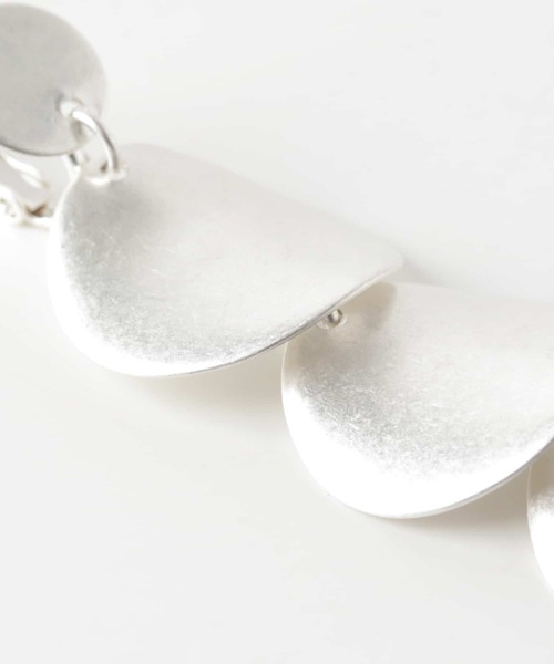 KBF（ケイビーエフ）の「ペタルモチーフイヤリング（イヤリング・レディース・シルバー/ゴールド・ONE）」の8枚目の写真