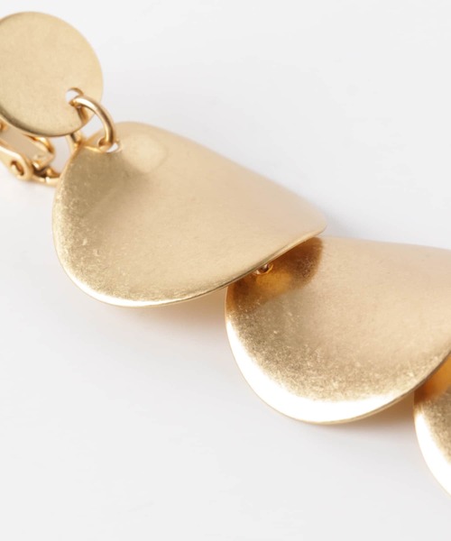 KBF（ケイビーエフ）の「ペタルモチーフイヤリング（イヤリング・レディース・シルバー/ゴールド・ONE）」の4枚目の写真