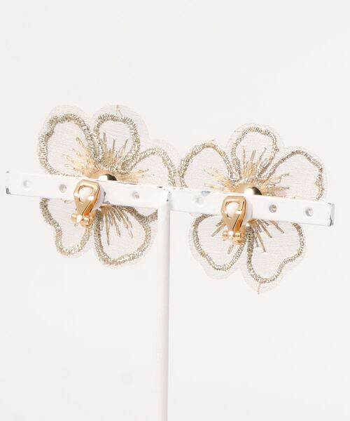 natural couture（ナチュラルクチュール）の「刺繍フラワーイヤリング（イヤリング・レディース・アイボリー/ピンク・FREE）」の3枚目の写真