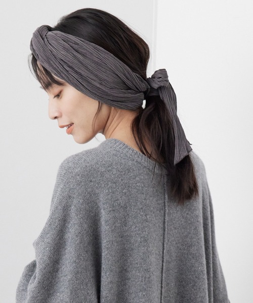 SALON adam et rope'(サロン アダム エ ロペ)の「バックリボンプリーツヘアバンド(ヘアバンド・レディース・チャコールグレー/ベージュ・FREE)」の2枚目の写真