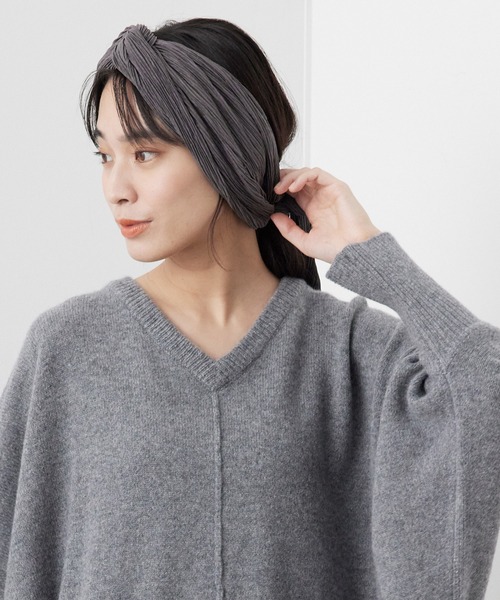 SALON adam et rope'(サロン アダム エ ロペ)の「バックリボンプリーツヘアバンド(ヘアバンド・レディース・チャコールグレー/ベージュ・FREE)」の4枚目の写真