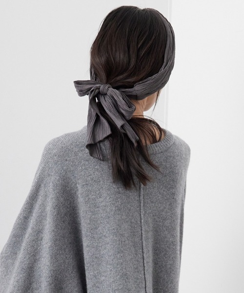 SALON adam et rope'(サロン アダム エ ロペ)の「バックリボンプリーツヘアバンド(ヘアバンド・レディース・チャコールグレー/ベージュ・FREE)」の5枚目の写真