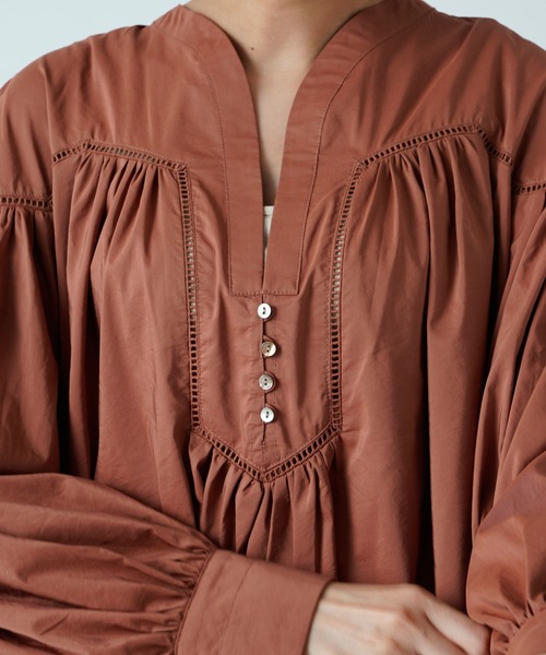 RIVE DROITE（リヴドロワ）の「女性らしいボリューム感が魅力　ハシゴレースギャザーワンピース（ワンピース・レディース・ローズ/ネイビー・FREE）」の19枚目の写真