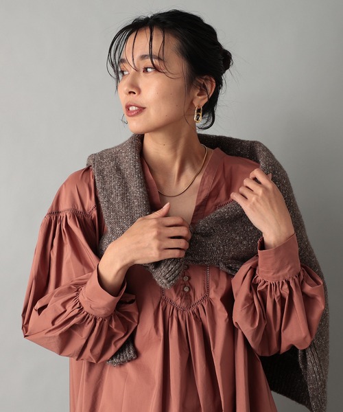 RIVE DROITE（リヴドロワ）の「女性らしいボリューム感が魅力　ハシゴレースギャザーワンピース（ワンピース・レディース・ローズ/ネイビー・FREE）」の3枚目の写真