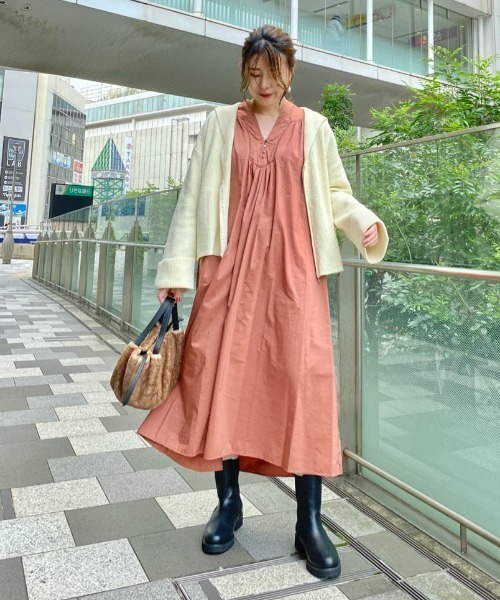 RIVE DROITE（リヴドロワ）の「女性らしいボリューム感が魅力　ハシゴレースギャザーワンピース（ワンピース・レディース・ローズ/ネイビー・FREE）」の13枚目の写真