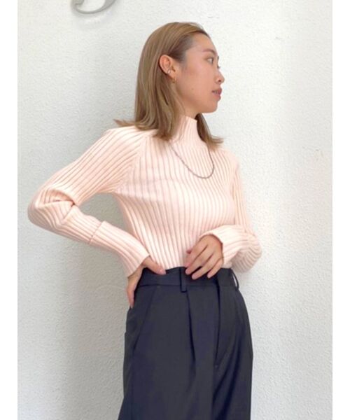 Ungrid(アングリッド)の「ワイドリブハイネックニット(ニット/セーター・レディース・ブラック/オフホワイト/ブルー/ライトピンク・FREE)」の4枚目の写真