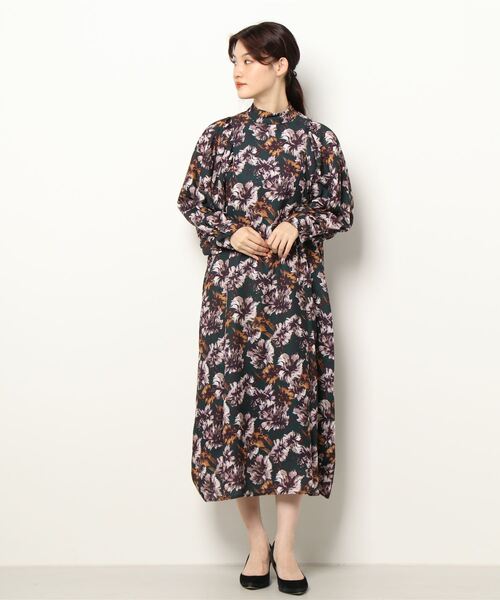 Te chichi CLASSIC（テチチクラシック）の「フラワープリントハイネックワンピース（ワンピース・レディース・グリーン/ボルドー・ﾌﾘ-）」の2枚目の写真