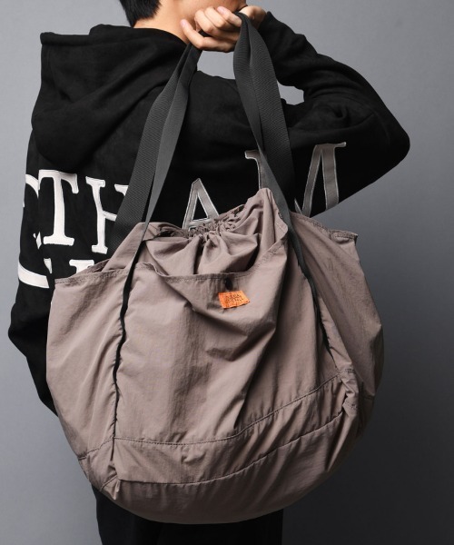 UNIVERSAL OVERALL(ユニバーサルオーバーオール)の「UNIVERSAL OVERALL-NYLON SHINGEN BUDOU BAG/ナイロン 巾着ショルダーバック(ショルダーバッグ・メンズ・ブラック/グレー・FREE)」の2枚目の写真