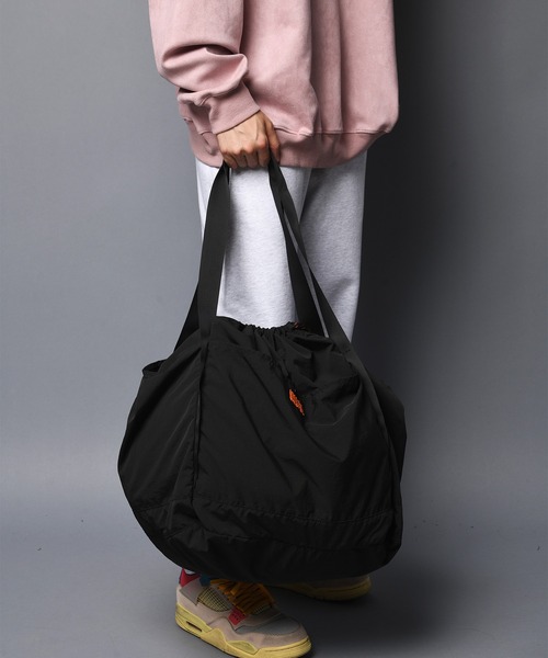 UNIVERSAL OVERALL(ユニバーサルオーバーオール)の「UNIVERSAL OVERALL-NYLON SHINGEN BUDOU BAG/ナイロン 巾着ショルダーバック(ショルダーバッグ・メンズ・ブラック/グレー・FREE)」の4枚目の写真