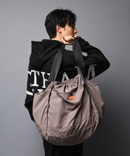 UNIVERSAL OVERALL(ユニバーサルオーバーオール)の「UNIVERSAL OVERALL-NYLON SHINGEN BUDOU BAG/ナイロン 巾着ショルダーバック(ショルダーバッグ・メンズ・ブラック/グレー・FREE)」の14枚目の写真