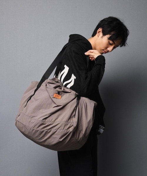UNIVERSAL OVERALL(ユニバーサルオーバーオール)の「UNIVERSAL OVERALL-NYLON SHINGEN BUDOU BAG/ナイロン 巾着ショルダーバック(ショルダーバッグ・メンズ・ブラック/グレー・FREE)」の11枚目の写真