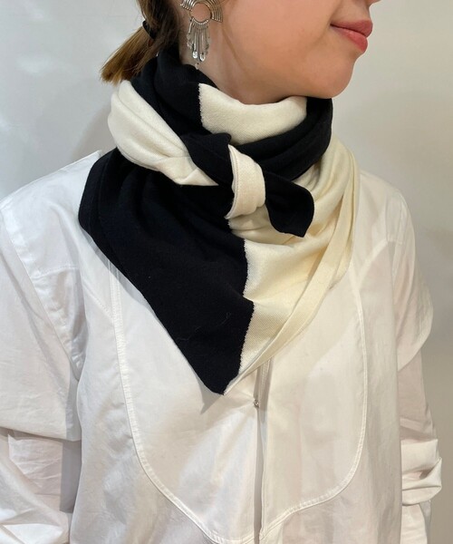Aresense（アーセンス）の「THROW/スロウ PHILIPP/フィリップ(ストール)（ストール/ショール・レディース・ブラック/オレンジ・ONE SIZE）」の2枚目の写真