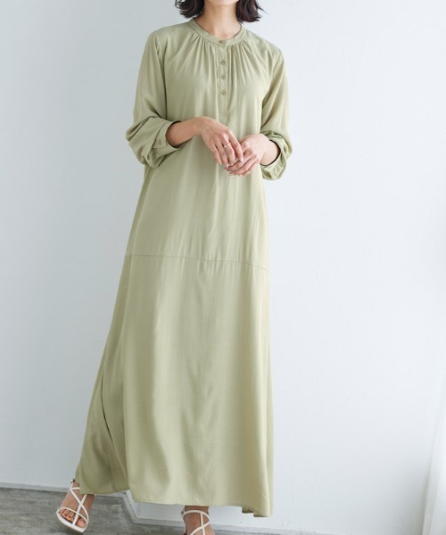 Pierrot(ピエロ)の「バンドカラーフレアシャツワンピース(シャツワンピース・レディース・オフホワイト/ブラック/ミント/イエロー・M/L/PM)」の4枚目の写真