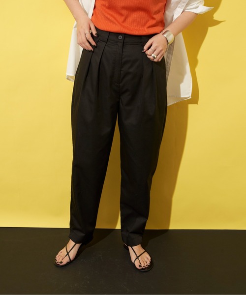 タックテーパードパンツ