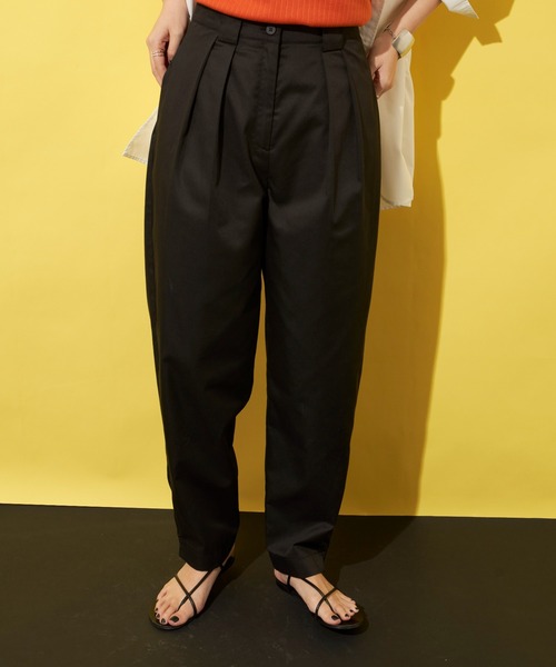 タックテーパードパンツ