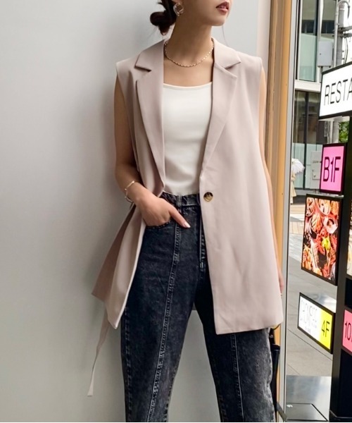 SpRay(スプレイ)の「サイドベルトテーラードジレ(ベスト・レディース・ブラック/オフホワイト/グレイッシュベージュ・FREE)」の3枚目の写真