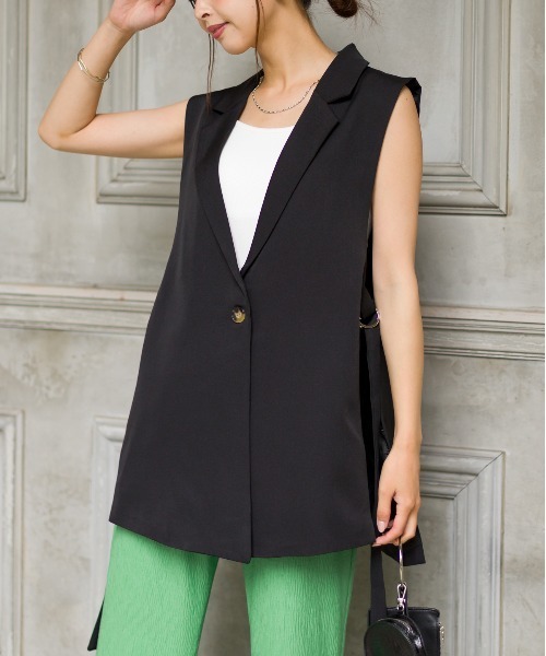 SpRay(スプレイ)の「サイドベルトテーラードジレ(ベスト・レディース・ブラック/オフホワイト/グレイッシュベージュ・FREE)」の4枚目の写真