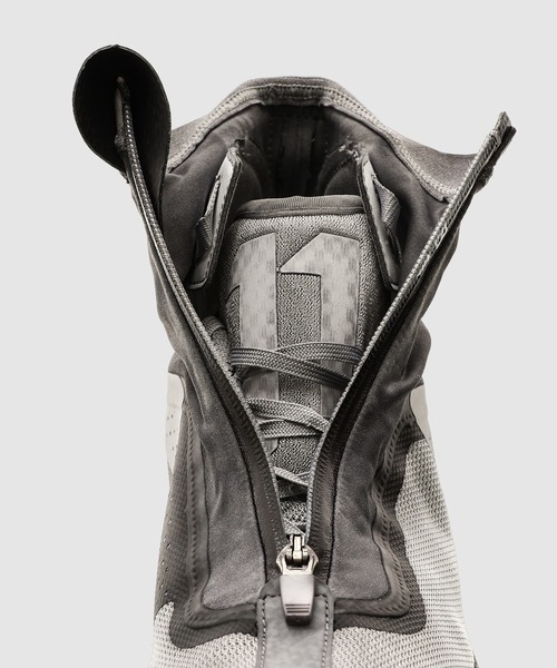 11 by Boris Bidjan Saberi ( ボリスビジャンサベリ)の「BAMBA2 HIGH Wh / Wh / Wh(スニーカー・メンズ・ライトグレー・8/9/8.5)」の5枚目の写真