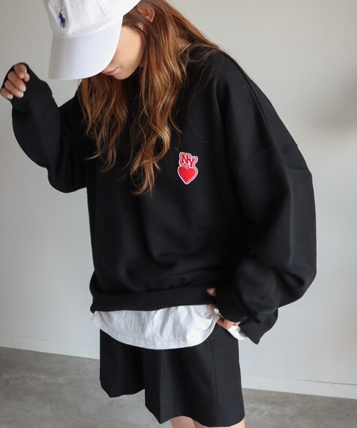 COURO（コウロ）の「サガラ刺繍ワッペンロゴスウェット（スウェット・レディース・ブルー系その他/パープル系その他/オートミール/グレー系その他/レッド系その他/パープル/ブルー/グレー/レッド/ブラック/グレー系その他2/グレー系その他3/ブルー系その他2/ブルー系その他3/パープル系その他2/レッド系その他2/アイボリー系/アイボリー系1/アイボリー系2/グレー系1/グレー系4/ライトグレー系4/ライトグレー系/ブラック系1/ライトグレー系2/グレー系5/ネイビー系/ライトグレー系1/ホワイト系その他/カーキ系2/アイボリー系7/チャコールグレー/グレー系/ブラック系/カーキ系/カーキ/アイボリー系6/カーキ系3/ネイビー/ライトグレー系3/ブラック系4/カーキ系1/ライトグレー系5/ブラック系5/アイボリー/アイボリー系5/グレー系2/ブラック系3/ピンク/ホワイト/アイボリー系3/アイボリー系4/グレー系3/ブラック系2/ネイビー系1/ホワイト系その他2/チャコール/グレー系6/ワイン系1/グレー系8/ネイビー系2/ワイン系/グレー系7/ワイン系2/ライトグレー系8/ブラウン系3/ライトグレー系6/ライトグレー系7/ブラック系6/ブラウン系/ブラウン系1/ブラック系7/ネイビー系3/ブラウン系2/ブラック系8/ネイビー系4/ワイン系3・M/L/XL）」の9枚目の写真