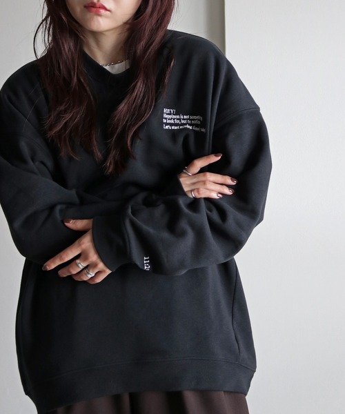 COURO（コウロ）の「サガラ刺繍ワッペンロゴスウェット（スウェット・レディース・ブルー系その他/パープル系その他/オートミール/グレー系その他/レッド系その他/パープル/ブルー/グレー/レッド/ブラック/グレー系その他2/グレー系その他3/ブルー系その他2/ブルー系その他3/パープル系その他2/レッド系その他2/アイボリー系/アイボリー系1/アイボリー系2/グレー系1/グレー系4/ライトグレー系4/ライトグレー系/ブラック系1/ライトグレー系2/グレー系5/ネイビー系/ライトグレー系1/ホワイト系その他/カーキ系2/アイボリー系7/チャコールグレー/グレー系/ブラック系/カーキ系/カーキ/アイボリー系6/カーキ系3/ネイビー/ライトグレー系3/ブラック系4/カーキ系1/ライトグレー系5/ブラック系5/アイボリー/アイボリー系5/グレー系2/ブラック系3/ピンク/ホワイト/アイボリー系3/アイボリー系4/グレー系3/ブラック系2/ネイビー系1/ホワイト系その他2/チャコール/グレー系6/ワイン系1/グレー系8/ネイビー系2/ワイン系/グレー系7/ワイン系2/ライトグレー系8/ブラウン系3/ライトグレー系6/ライトグレー系7/ブラック系6/ブラウン系/ブラウン系1/ブラック系7/ネイビー系3/ブラウン系2/ブラック系8/ネイビー系4/ワイン系3・M/L/XL）」の12枚目の写真